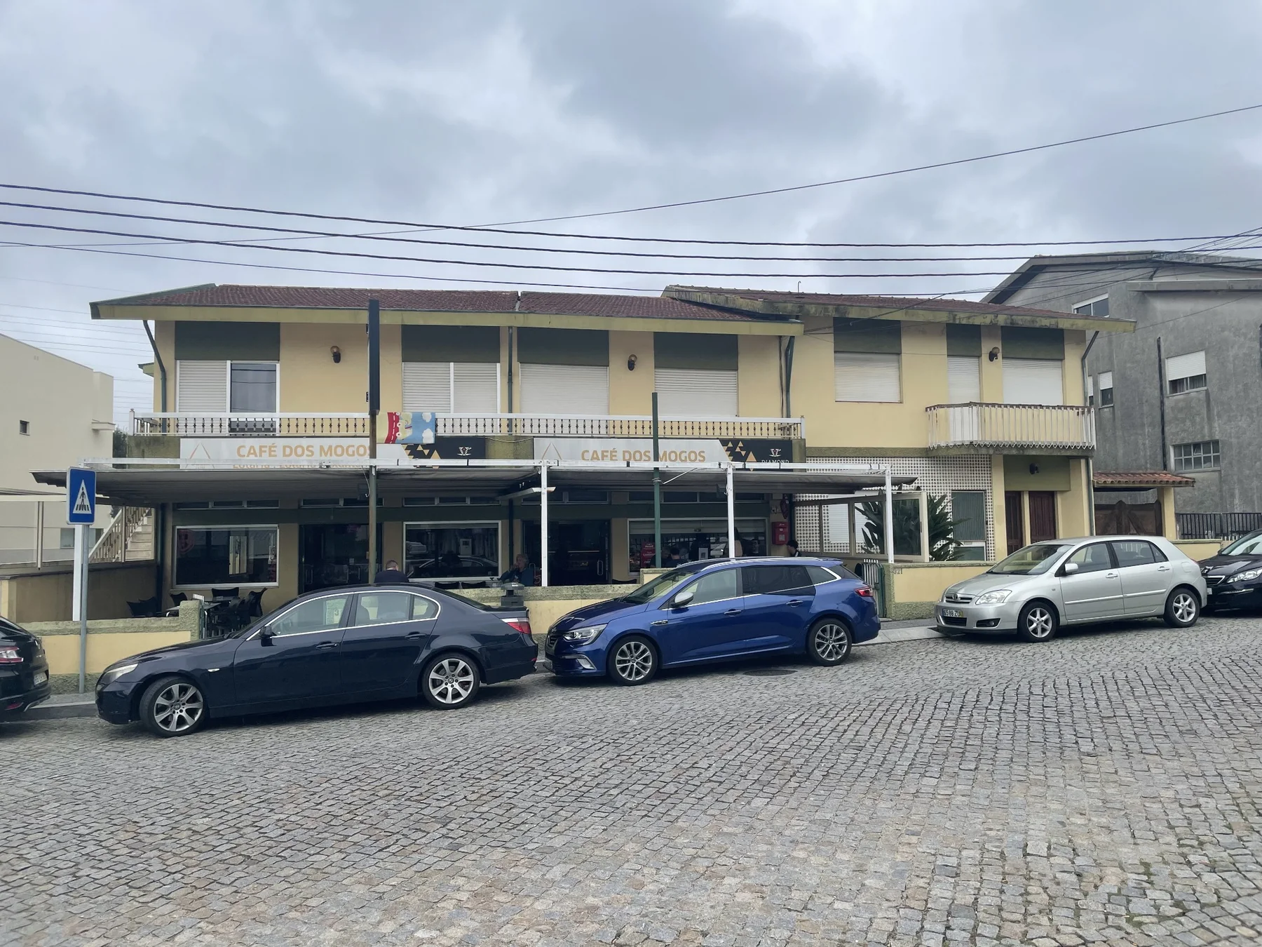 Fachada do Café dos Mogos na Maia
